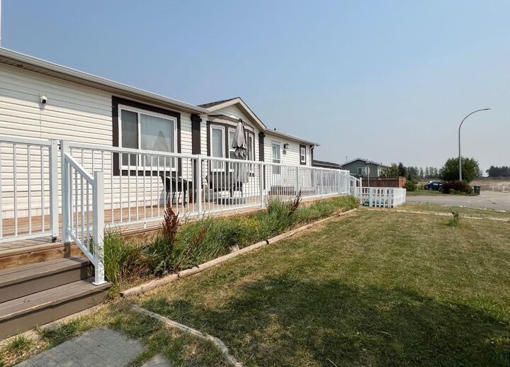 Property Photo: 4002 Seasons Boulevard AB T1M 0C6