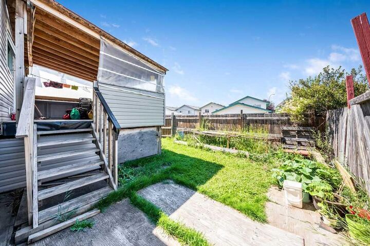 Property Photo:  318 Applewood Drive SE  AB T2A 7V5 