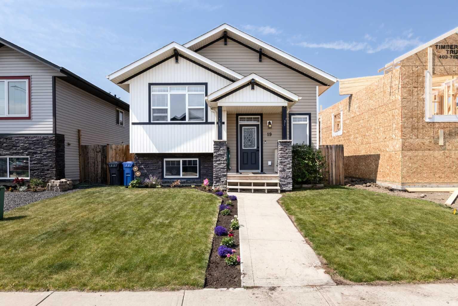 Property Photo: 19 Hanson Green AB T0M 1R0