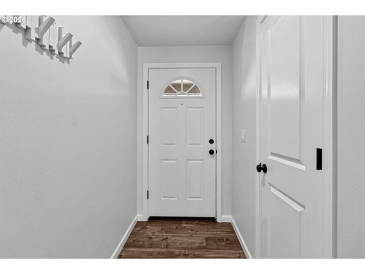 Property Photo:  271 La Casa St  OR 97402 