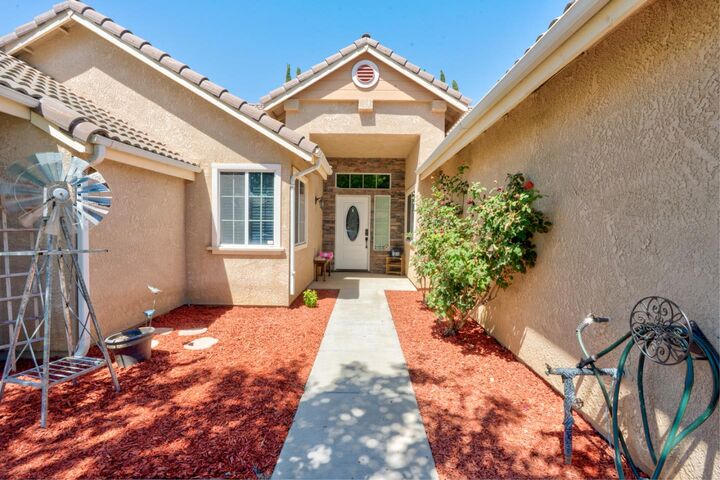 Property Photo: 721 Rhine Court CA 93635