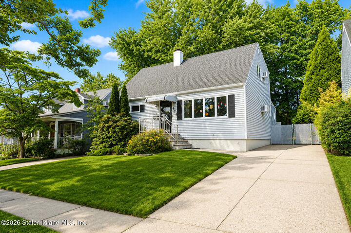 Property Photo:  475 Gansevoort Boulevard  NY 10314 