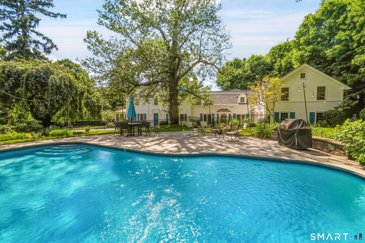 Property Photo:  