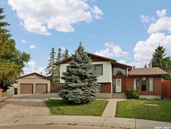Property Photo:  22 Blue Place  SK S7M 4R9 