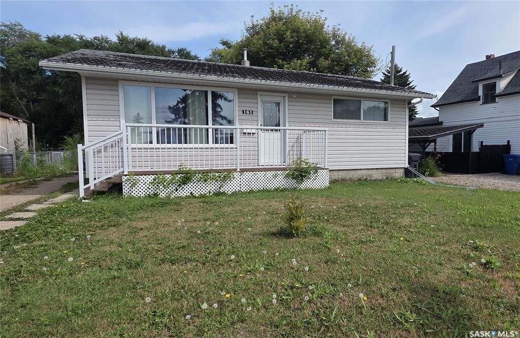 Property Photo: 161 Darlington Street E SK S3N 0E1