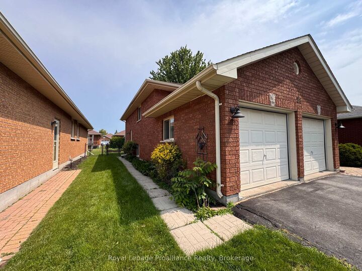 Property Photo:  28 Oak Ridge Boulevard  ON K8N 5W1 
