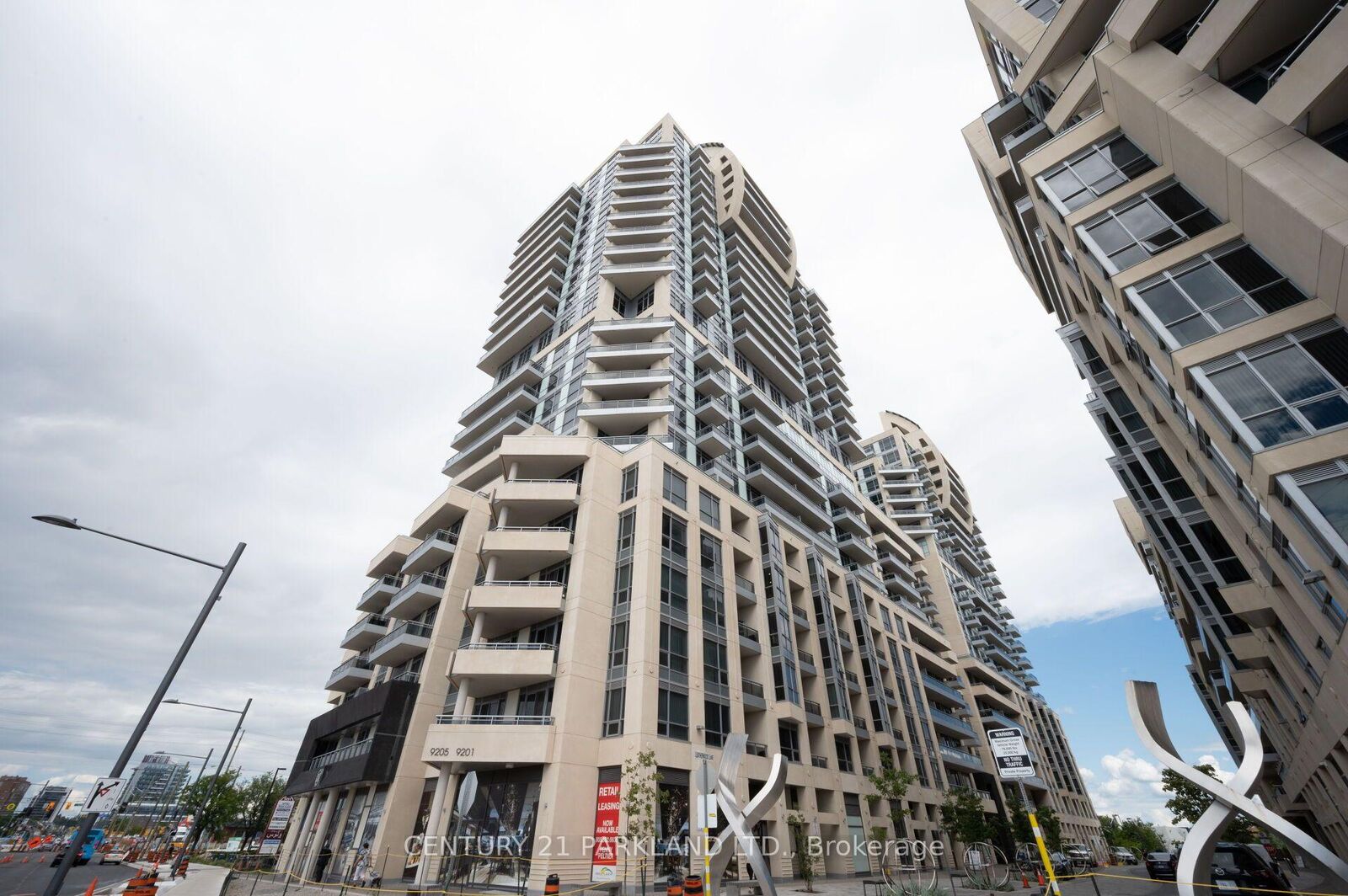 Property Photo: 9205 Yonge Street S Ph-2005 ON L4C 6Z2