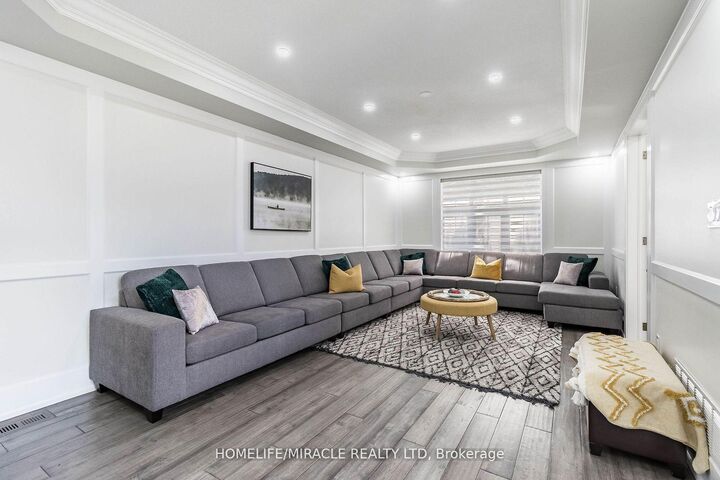 Property Photo: 19 Valleyside Trail ON L6P 2G4