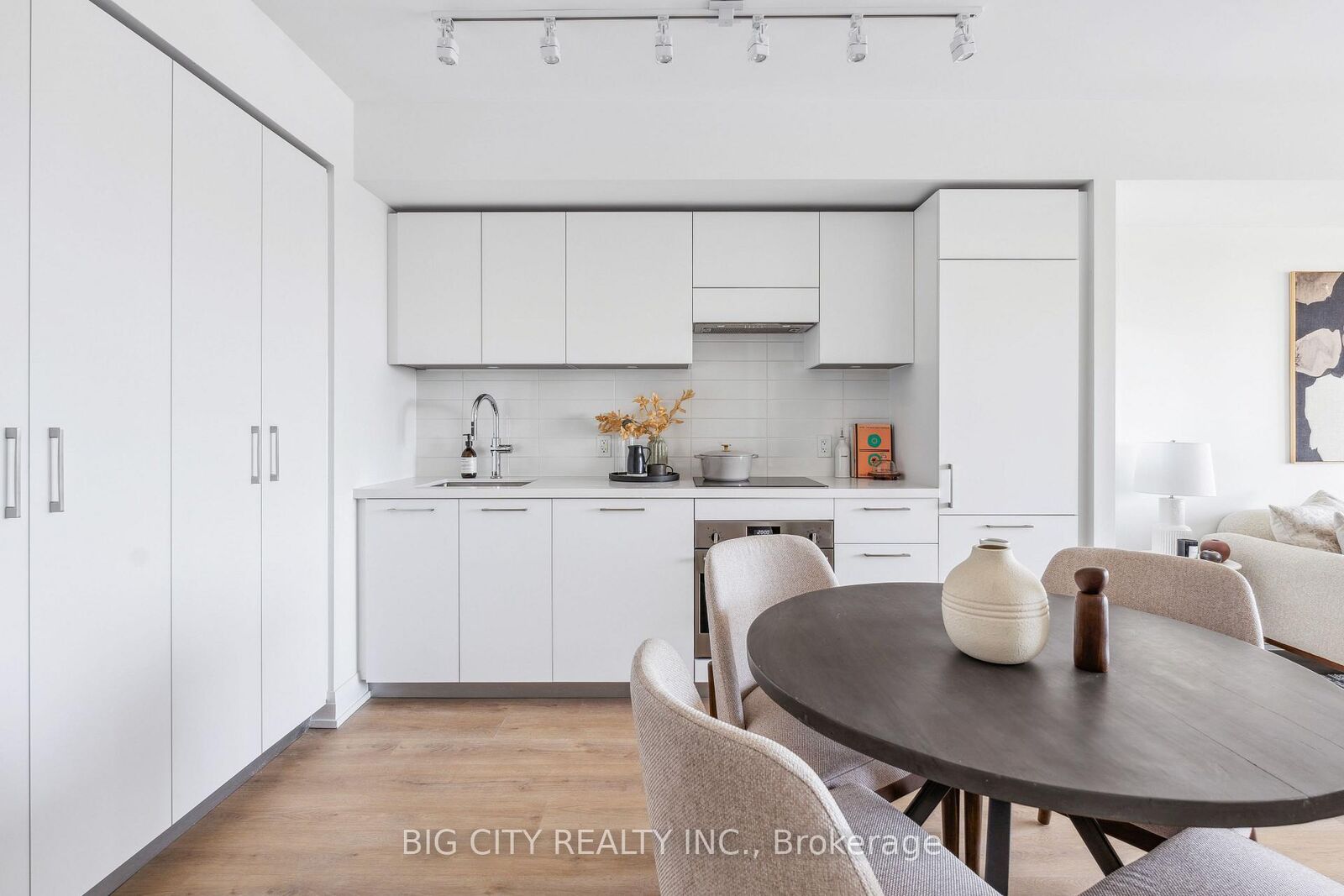 Property Photo: 36 Brentcliffe Road 811 ON M4G 0E1