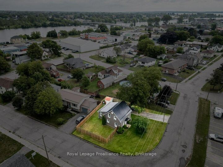 Property Photo:  61 Pelham Street  ON K8V 4T8 