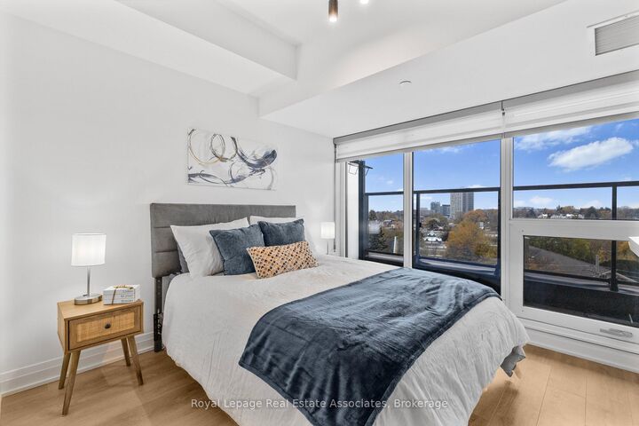 Property Photo: 21 Park Street E 805 ON L5G 0C2