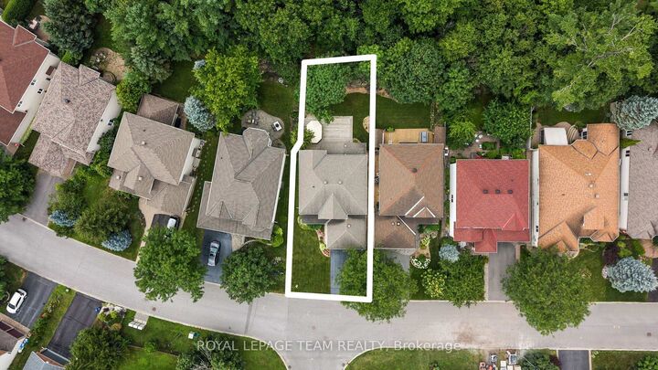 Property Photo: 13 Keno Way ON K2T 1H4