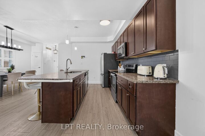 Photo de la propriété:  148 Hollybrook Trail S  ON N2R 0M2 