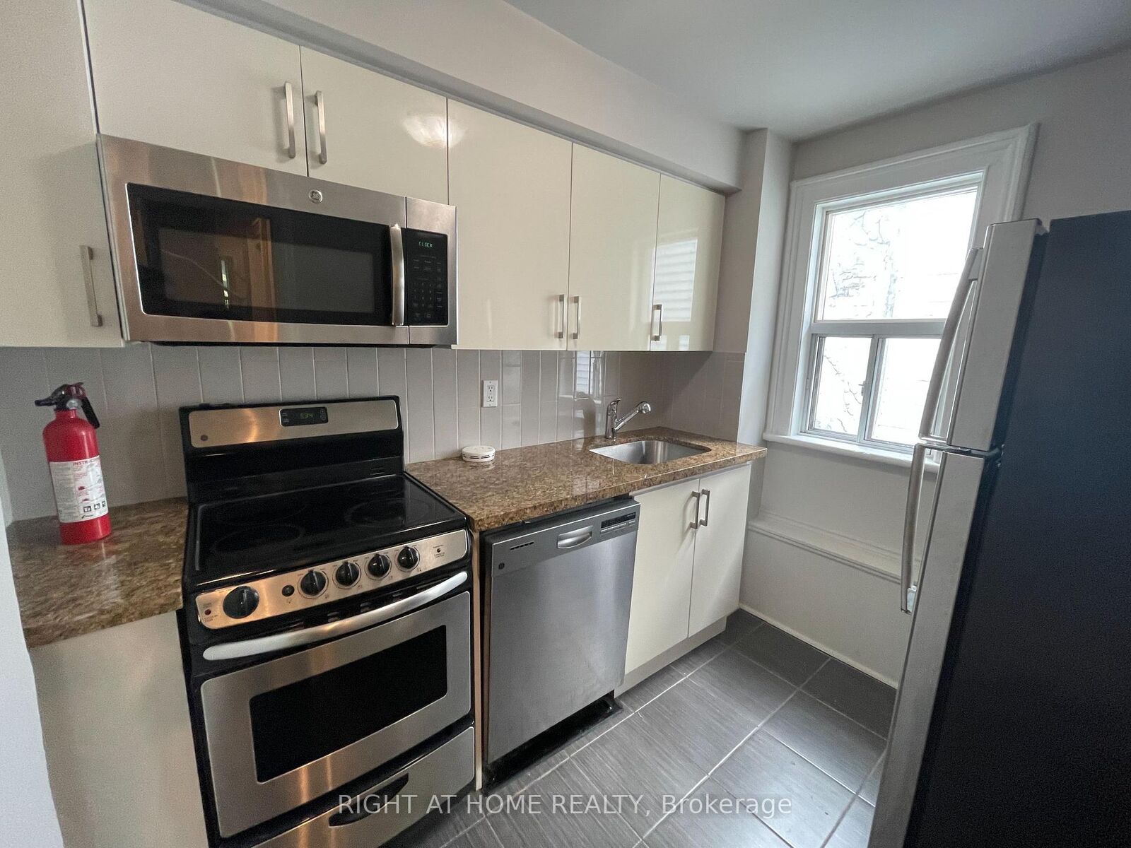 Property Photo:  71 Cecil Street 2  ON M5T 1N5 