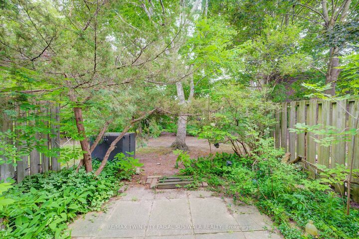 Property Photo: 201 Silvercreek Parkway N 14 ON N1H 3T4