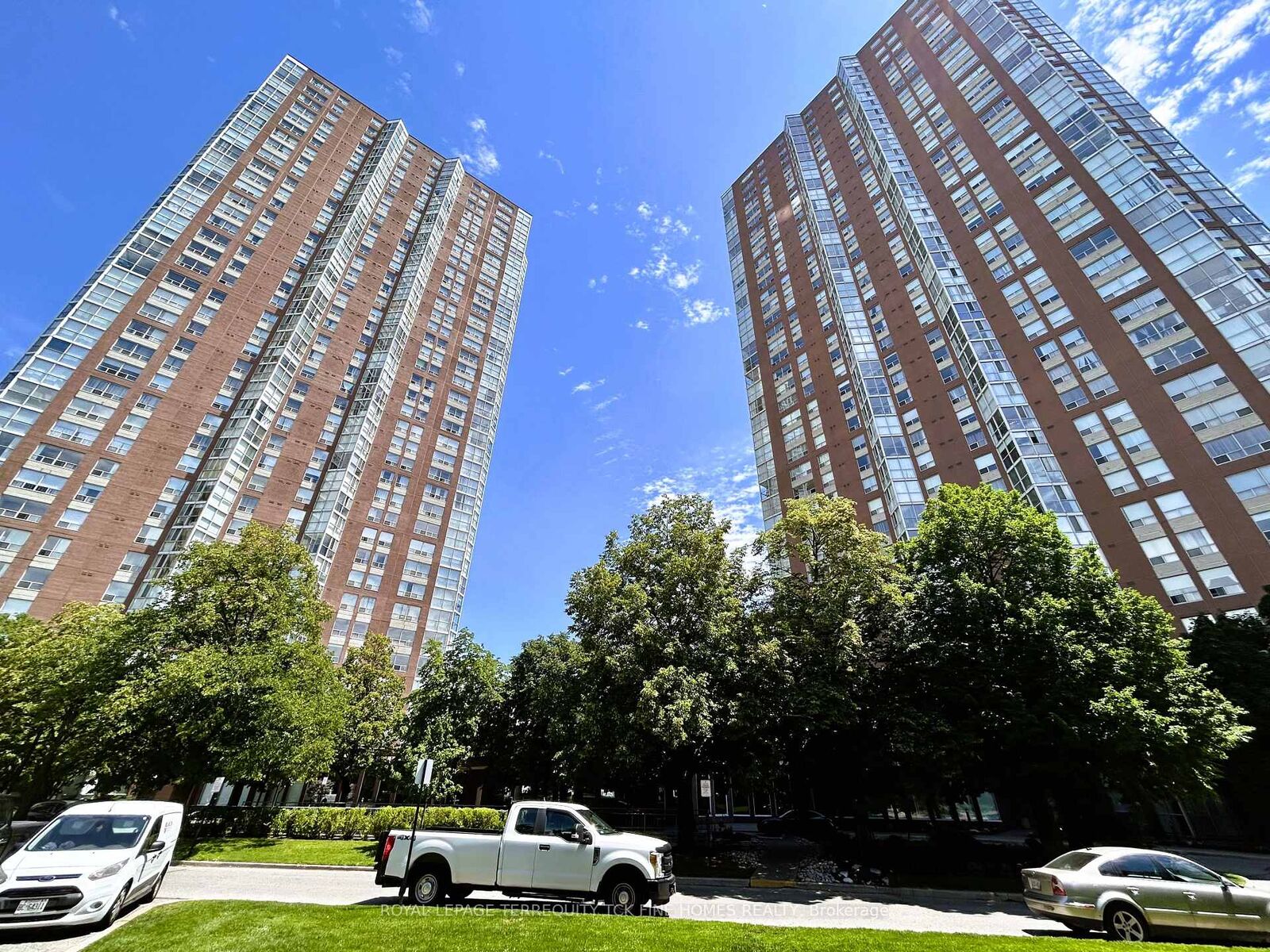 Property Photo:  5 Concorde Place 1810  ON M3C 3M8 