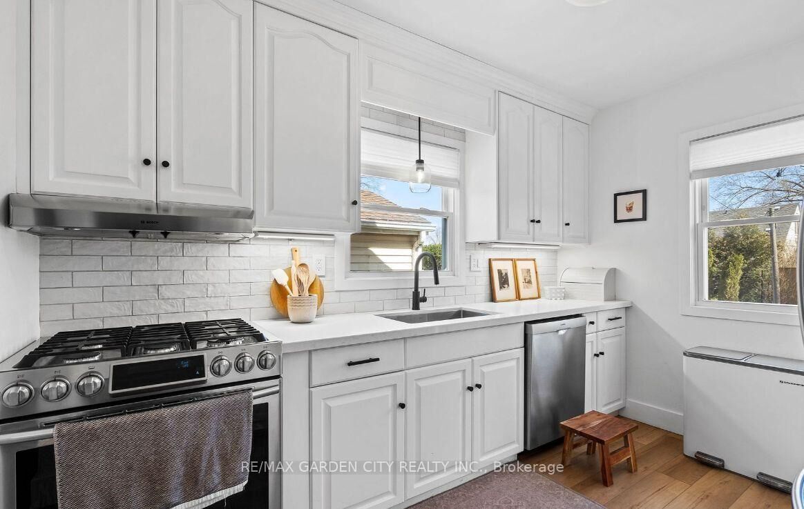 Property Photo:  4 West Lynn Street  ON L2N 3N7 
