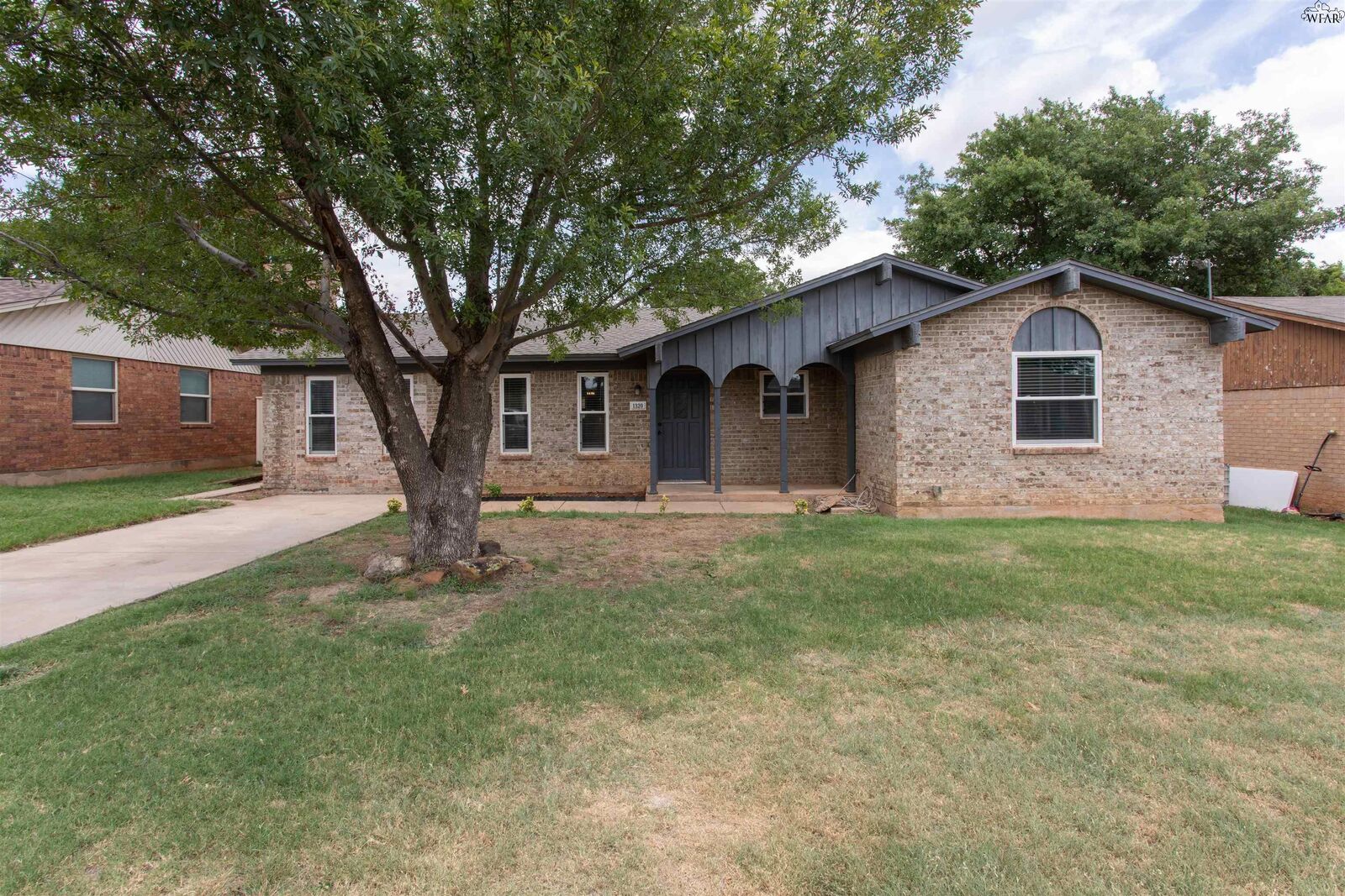 Property Photo:  1320 Edgehill Trail  TX 76367 