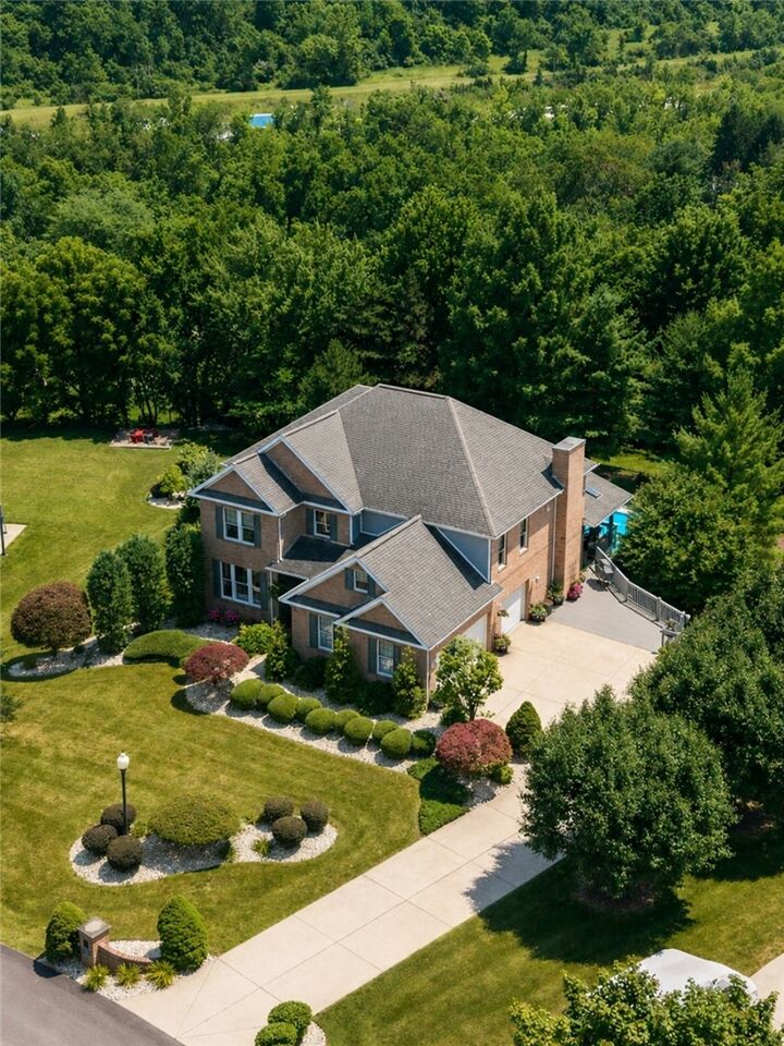 Property Photo:  32 Hawthorne Ln  PA 15642 