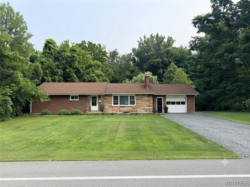 Property Photo:  2567 New Road  NY 14131 