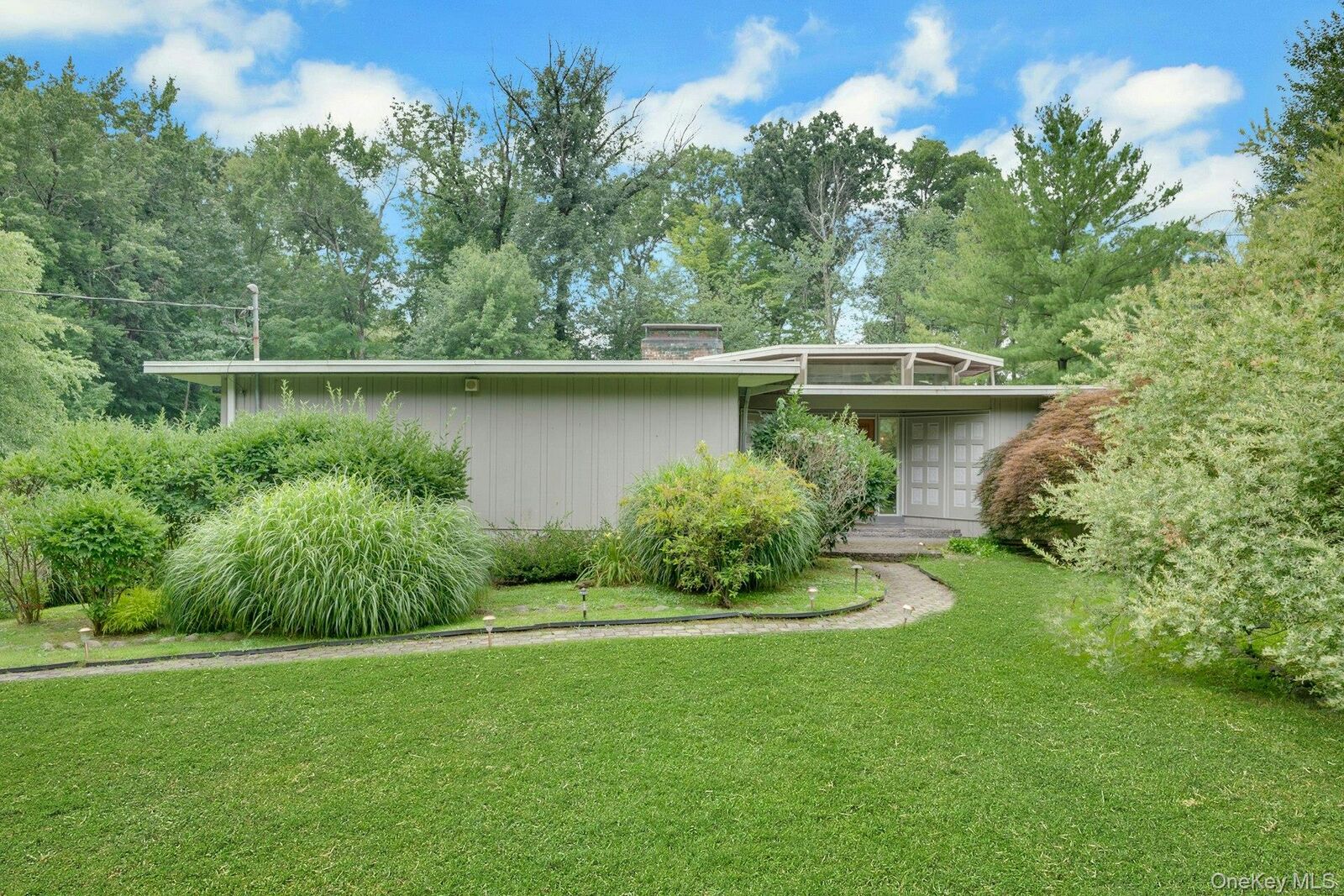 Property Photo:  107 Holly Place  NY 10510 