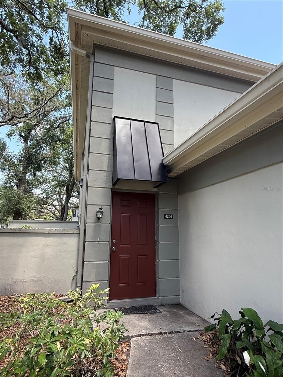 Property Photo: 6206 Dewdrop Way FL 33617