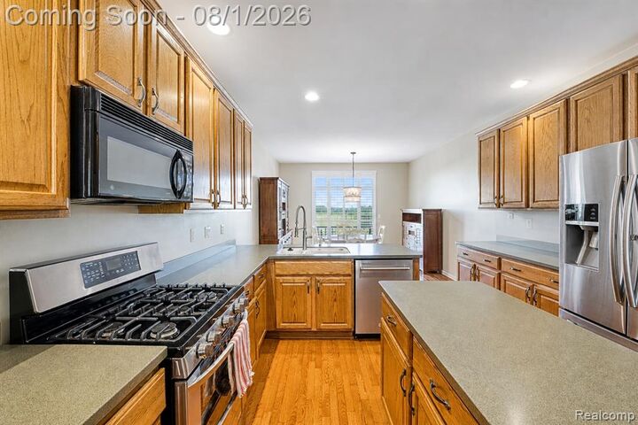 Property Photo:  37610 Newburgh Park Circle  MI 48152 1372 