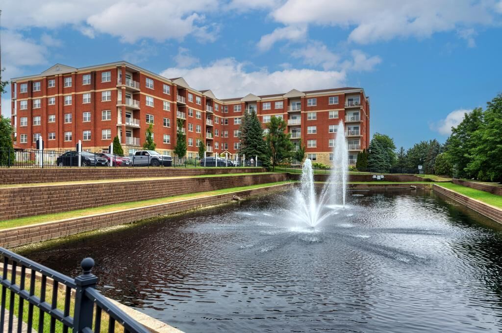 Property Photo:  1 Itasca Place 211  IL 60143 