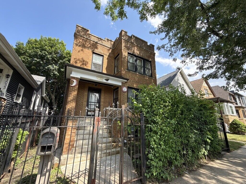 Property Photo:  3029 N Christiana Avenue 2  IL 60618 