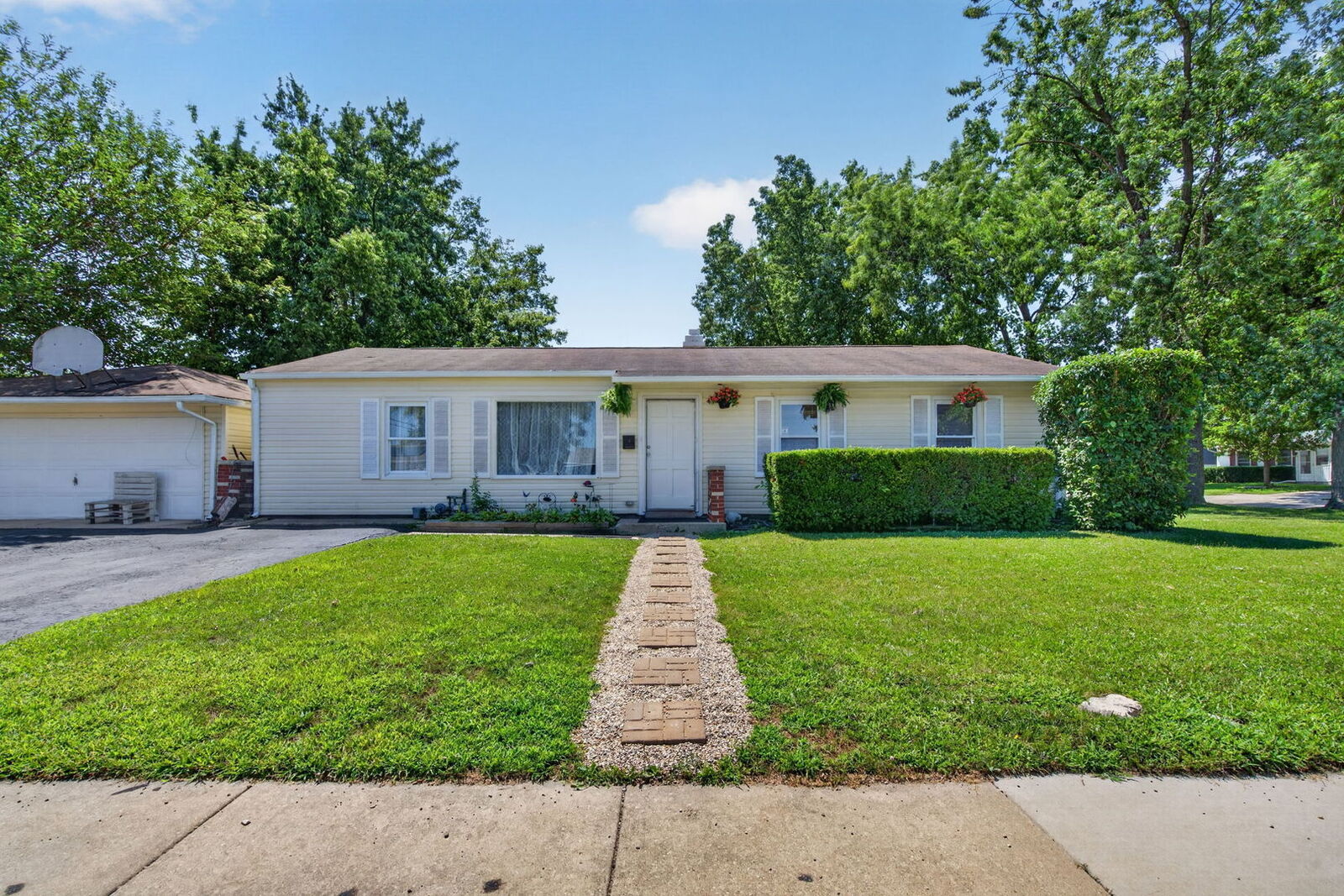 Property Photo:  27 Belmont Drive  IL 60446 