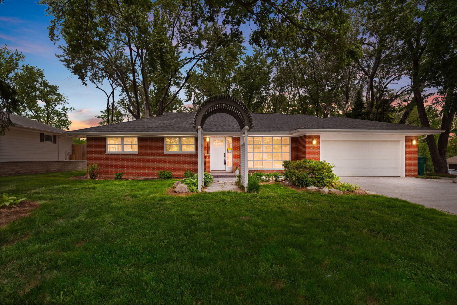 Property Photo:  1010 W Elm Street  IL 60067 