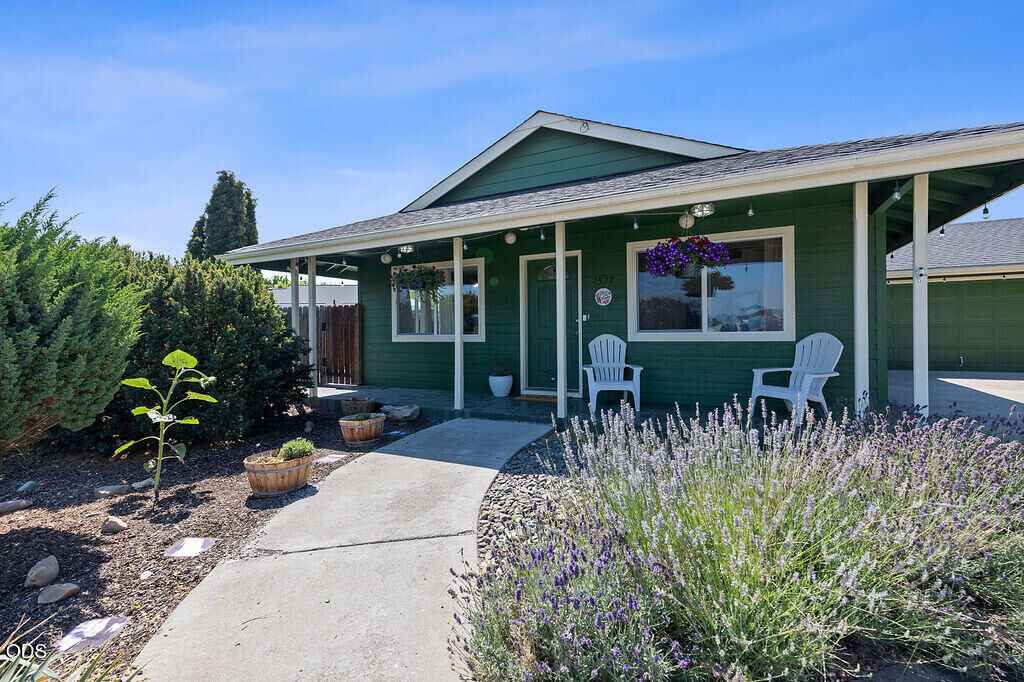 Property Photo:  1527 NE Larry Court  OR 97754 