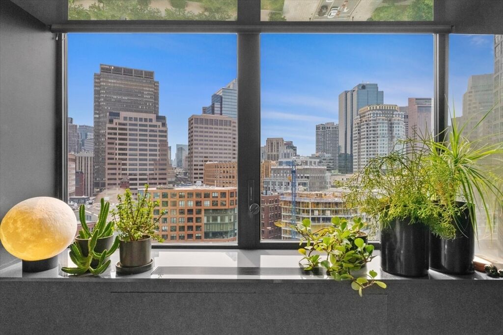 Property Photo:  65 East India Row 16B  MA 02110 
