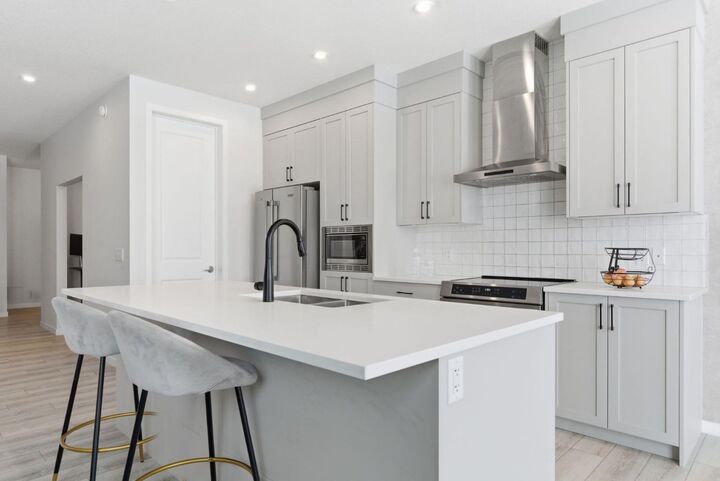 Property Photo:  54 Belmont Manor SW  AB T2X 5E4 