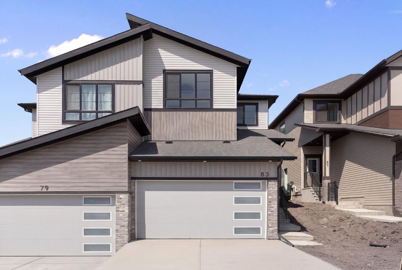 Property Photo:  83 Heritage Manor  AB T4C 3K8 