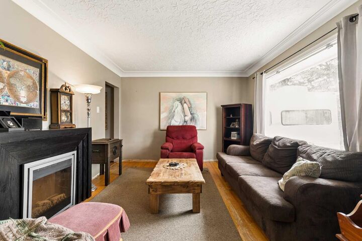 Property Photo:  440 36 Avenue NW  AB T2K 0C3 