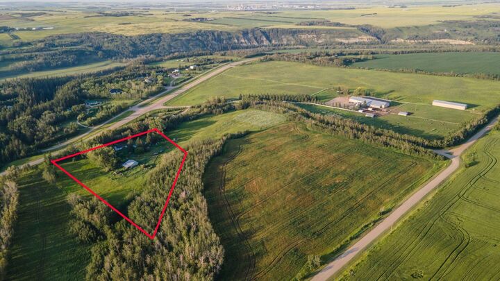 Property Photo:  38260 Range Road 261A  AB T4E 0Y1 
