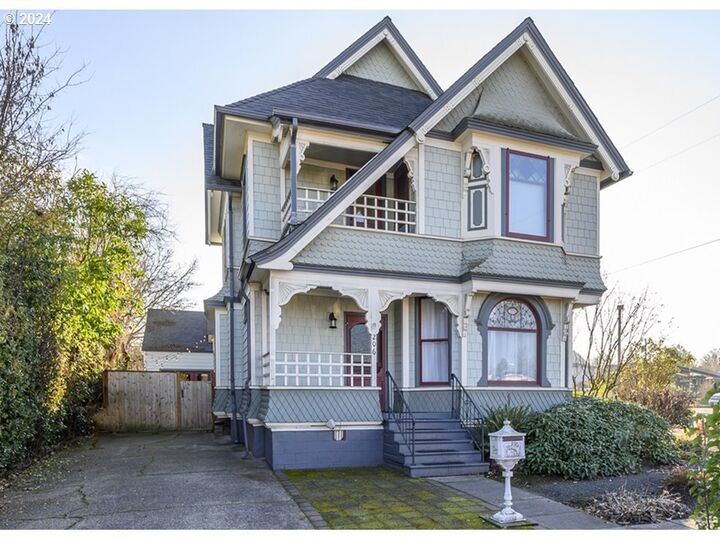 Property Photo: 206 NE 10th St OR 97128