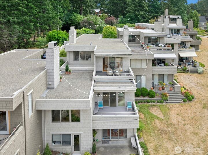 Property Photo:  601  Winslow Way W  WA 98110 