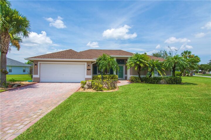 Property Photo:  1025 Southlakes Way SW  FL 32968 