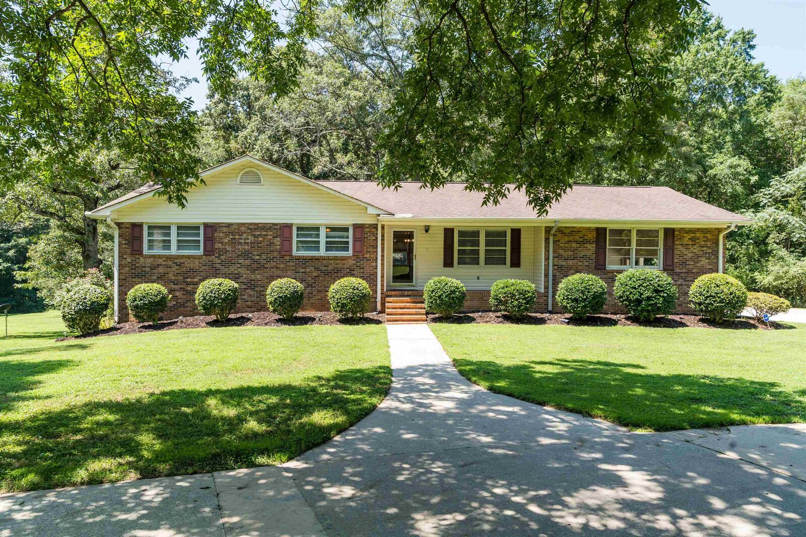 Property Photo: 151 Hillandale Ln Lane SC 29372