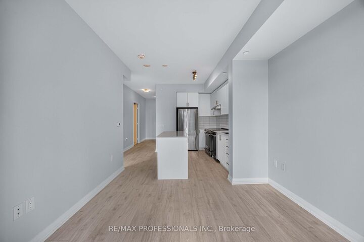 Property Photo:  9000 Jane Street 522  ON L4K 2M9 