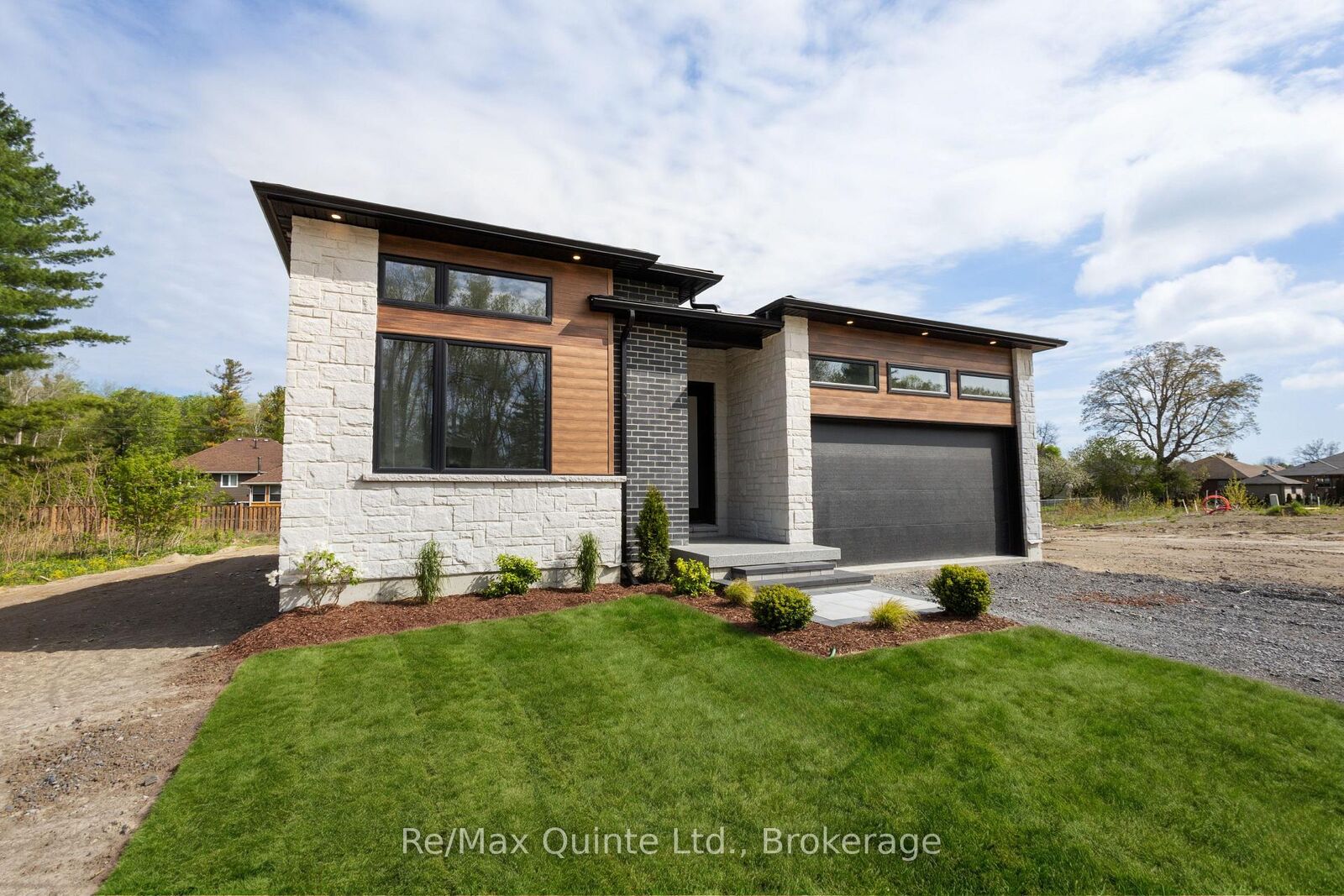 Property Photo: 27 Exeter Court ON K8V 5P4