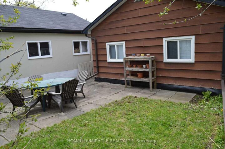 Property Photo: 632 Union Street ON K9H 3V5