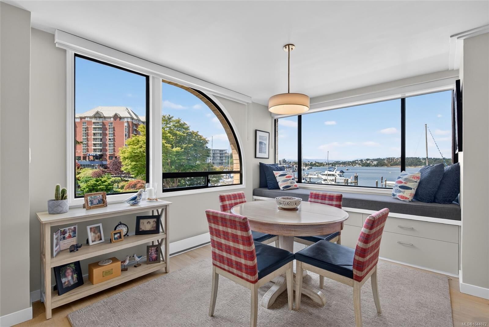 Property Photo: 640 Montreal St #203 BC V8V 1Z8