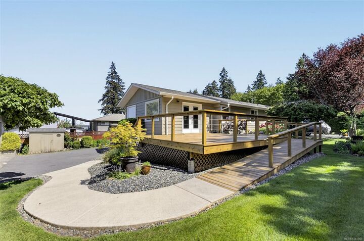 Property Photo: 3475 Seacloud Rd BC V0R 1K2
