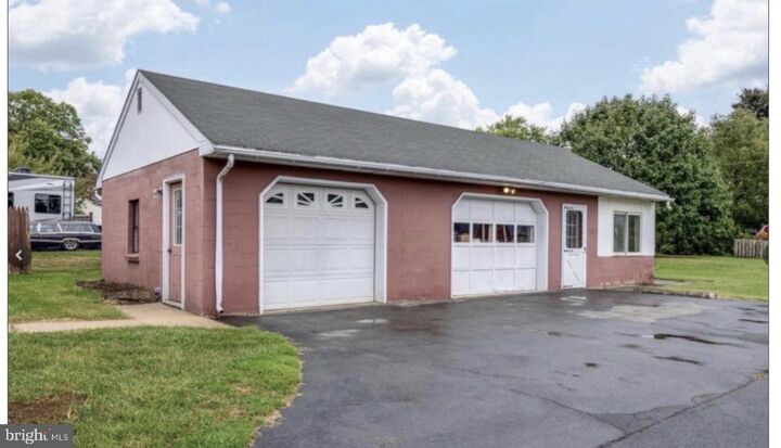 Property Photo:  923 Rohrerstown Road  PA 17601 