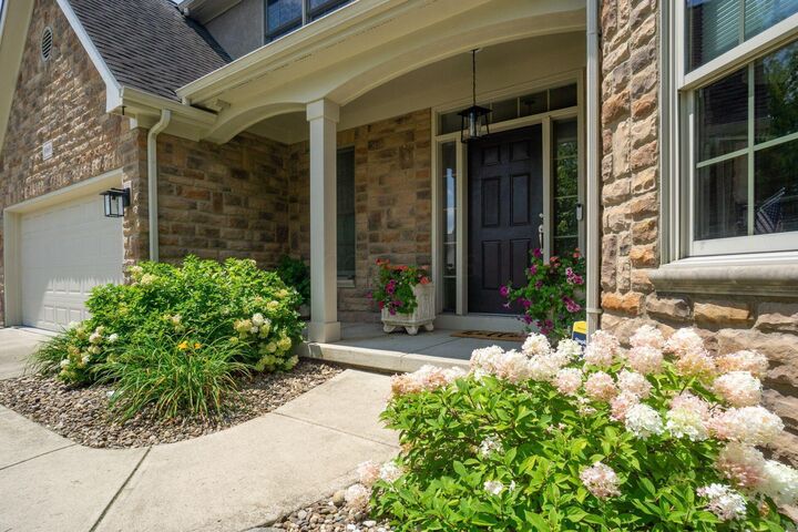 Property Photo:  8069 Saybrook Drive  OH 43082 