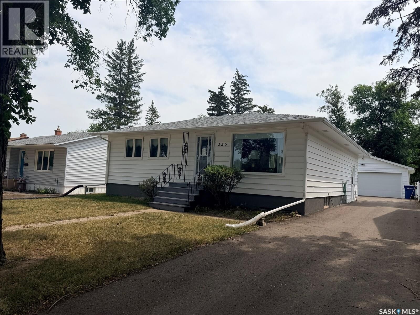 Property Photo: 225 Dominion Road SK S0H 0B0