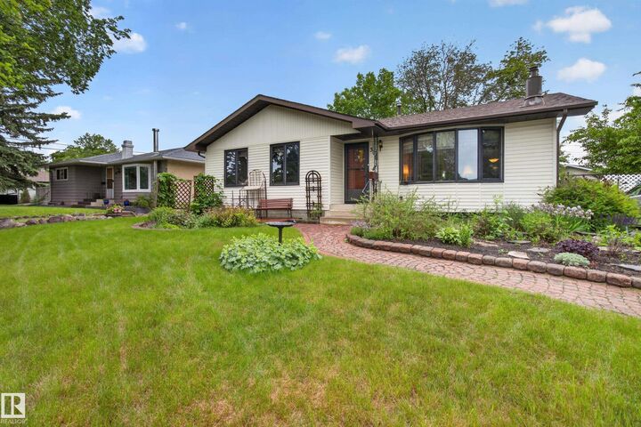 Property Photo:  304 Fir Street  AB T8A 2B3 